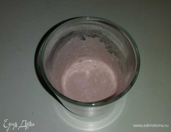 Готовим соус для салата. В стакане соединяем майонез, вино, оливковое масло, соль и перец. Перемешиваем все вместе.