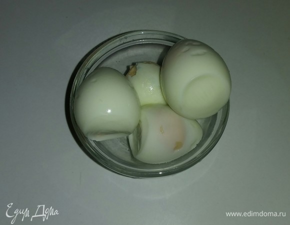 Перепелиные яйца отвариваем вкрутую, то есть варим их 5 минут после закипания воды. Остужаем и очищаем их от скорлупы.