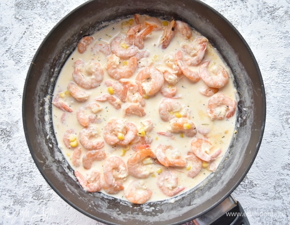 Всыпать кукурузу, влить сливки и дать покипеть соусу еще 5 минут.