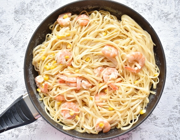 Отварить пасту согласно инструкции на упаковке. Откинуть на дуршлаг, оставив стакан отвара из-под пасты. Соединить пасту с соусом. Если соус жидковат, добавить немного отложенного отвара из-под пасты. Подавать сразу после приготовления.