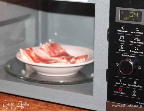 Размораживаем мясо в режиме «Турборазморозка». Время разморозки зависит от веса замороженного продукта. Вводим вес мяса и нажимаем на «Старт».