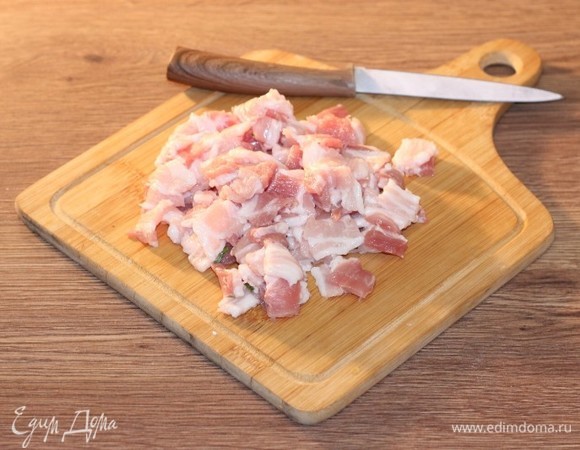 Нарезаем бекон узкими полосками.