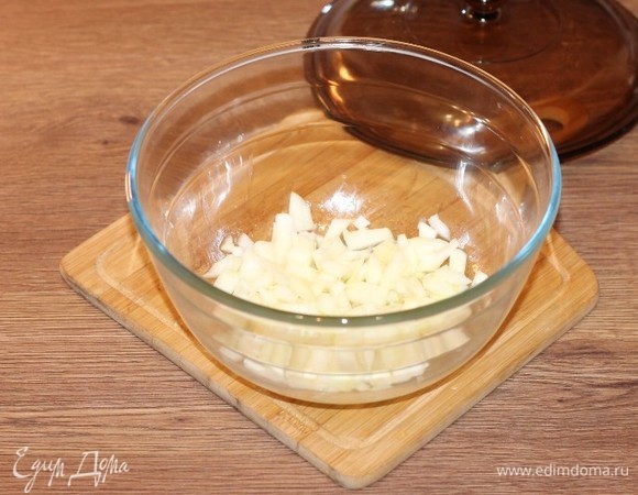 Очищаем и нарезаем овощи: лук — маленькими кубиками, сладкий перец — узкими полосками. Выкладываем лук в миску с маслом и обжариваем под крышкой в СВЧ-печи до прозрачности. Режим комбинированный, 800 Вт, 4 минуты. За это время можно один раз перемешать.