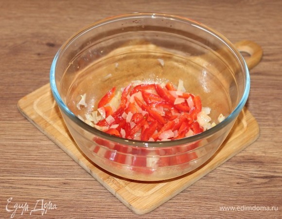 Добавляем к луку сладкий перец. Тушим под крышкой в том же режиме 2 минуты.