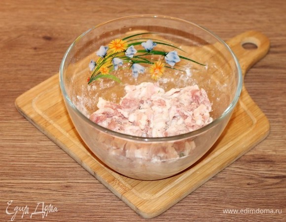 Муку смешиваем с сухой приправой. Затем в мучной смеси обваливаем бекон.