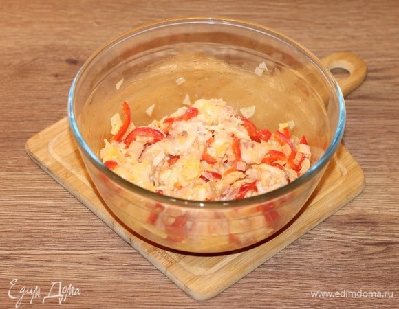 Кладем мясо в кастрюлю к овощам, перемешиваем, накрываем крышкой и готовим в режиме «Микроволны» 4 минуты. Один раз можно перемешать.