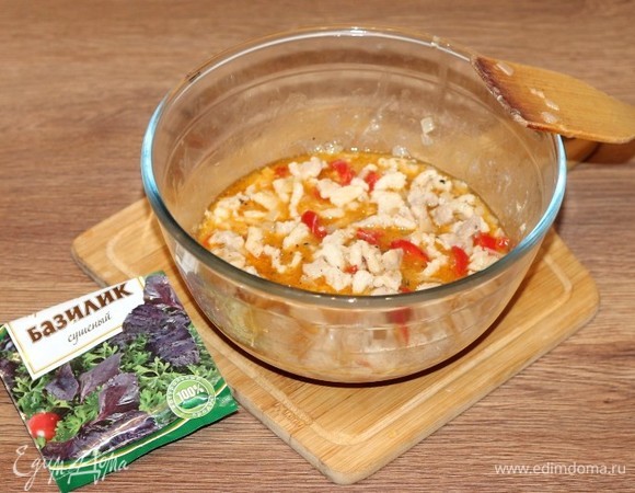 Добавляем в миску базилик, вино (или бульон) и бульон (или воду). Я добавила вино и воду (1:1).
