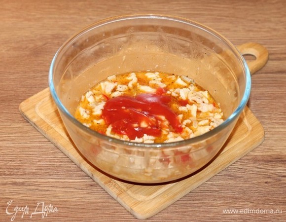 Затем добавляем томатный кетчуп, перец молотый и соль. Готовим, накрыв крышкой, в комбинированном режиме до готовности мяса. Время приготовления зависит от веса нарезанных кусочков мяса. У меня приготовилось за 7 минут.