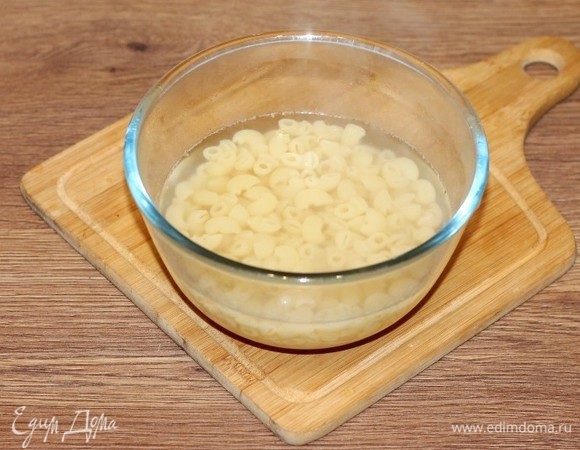 На гарнир можно приготовить макаронные изделия или картофельное пюре. Я готовила рожки. Довела воду в СВЧ в комбинированном режиме до кипения, посолила и выложила рожки. Хорошо перемешала и отварила в том же режиме до готовности (минут 5). Время готовки зависит от веса продукта.