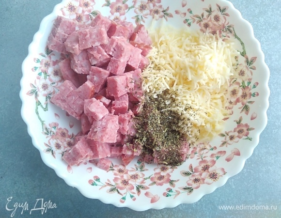 Для начинки сыр натереть на средней терке. Колбасу (любую по вкусу) нарезать мелкими кубиками. Добавить прованские травки и перемешать.