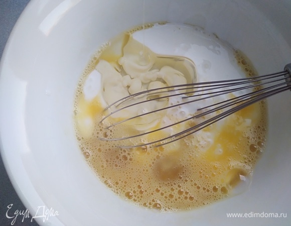 Влить кефир и масло, хорошо перемешать.