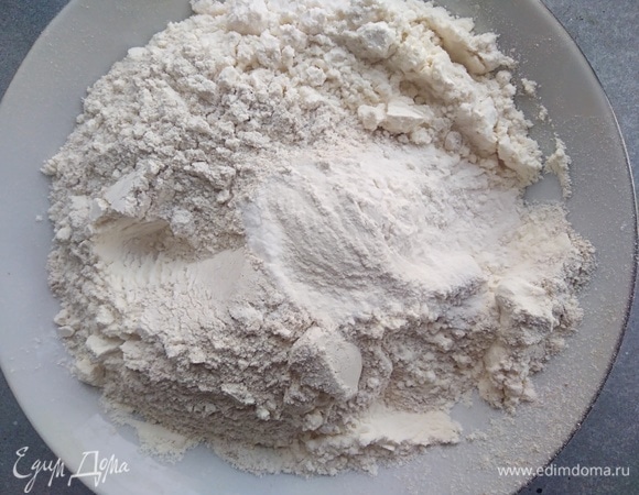 Отдельно смешать оба вида муки, соду и разрыхлитель.