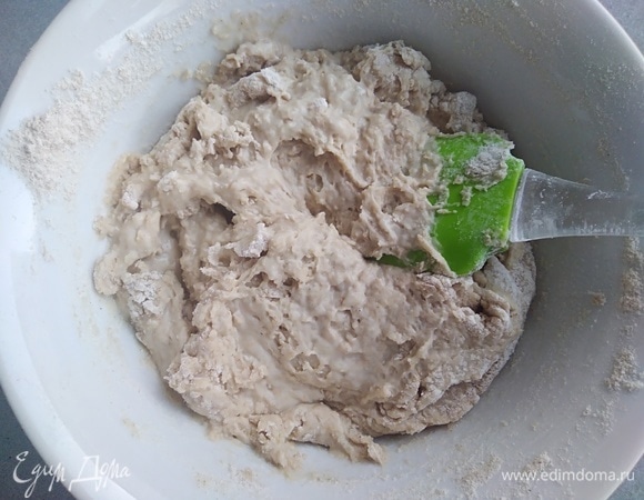 Всыпать мучную смесь в яичную и перемешать лопаткой.