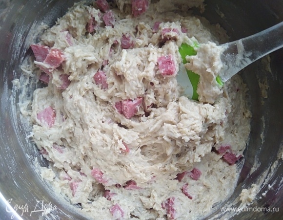 Добавить начинку и снова перемешать.