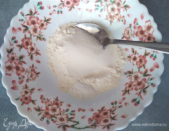 Можно смешать все сразу в кружке. Я делаю это в миске, потом делю на 2 кружки. Смешать муку, сахар и разрыхлитель.