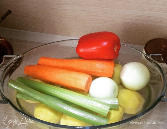 Все пропорции в рецепте крайне условны, так что все берем на глаз. Мяса — 1,5:1 в соотношении с картофелем.