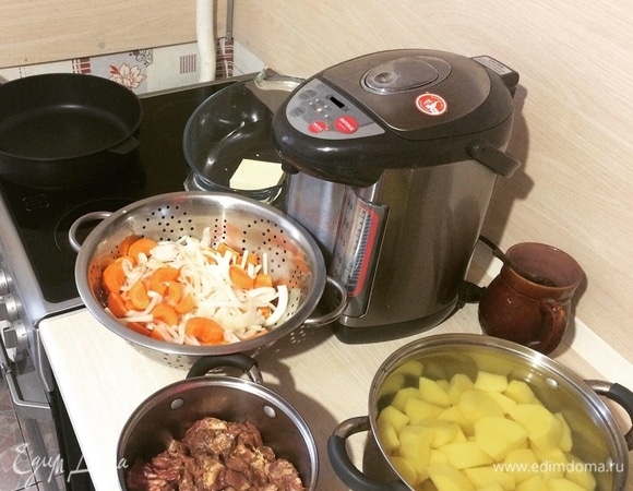 Кабанину свежего забоя чистим и режем небольшими кусками, оставляя умеренно жирка, после чего пересыпаем травами. Какими — дело вкуса. У меня (через ступку) в ход пошли орегано, базилик, петрушка, тимьян, розмарин и немного соли. Перемешиваем с винным уксусом и ставим в холодильник на 6 и более часов. За полчаса до окончания маринования готовим овощи: картофель, морковь, лук, сельдерей, болгарский перец. Морковь режем средними полукругами, лук — тонкими полукругами.