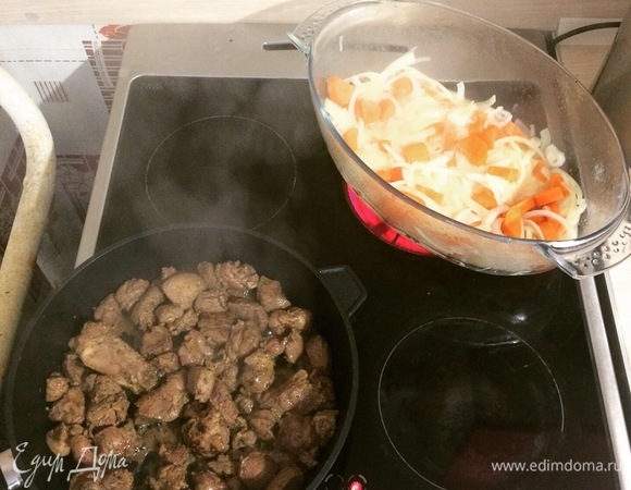 В утятнице в достаточном количестве топим сливочное масло, раскаливаем сухую толстостенную сковороду. В нее выкладываем мясо, в утятницу — морковь и лук. Обжариваем мясо до легкой корочки, а овощи — до мягкости.