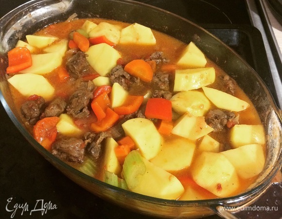 Добавляем картофель, перемешиваем. Если уровень жидкости недостаточный — добавляем подсоленный кипяток до уровня «сантиметр до верха овощей».