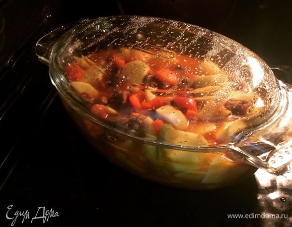 Отправляем в духовку, доводим до закипания и убавляем температуру до 180°C. Забываем на час-полтора (в зависимости от желаемой проварки овощей).