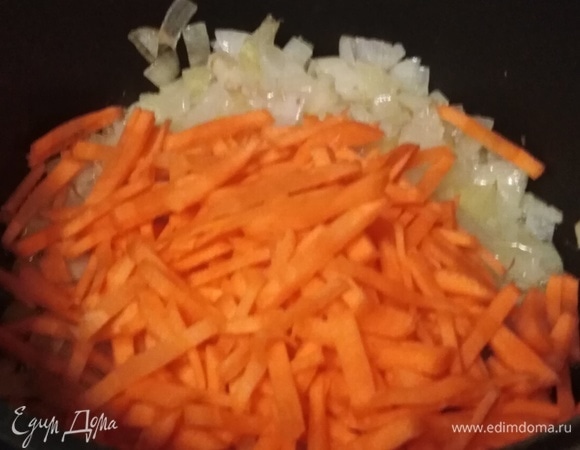 Лук обжарить на растительном масле до золотистого цвета. Добавить морковь. Пережарить до изменения цвета.