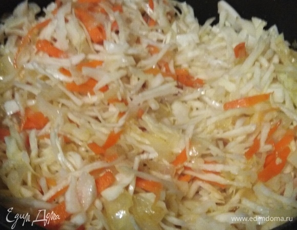 Добавить нашинкованную капусту, посолить, перемешать, накрыть крышкой. Тушить на сильном огне 10 минут, помешивая.