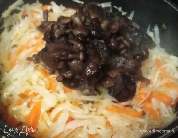 Добавить замороженные грибы, которые нужно посолить и поперчить. Так же под крышкой тушить 15 минут, помешивая.