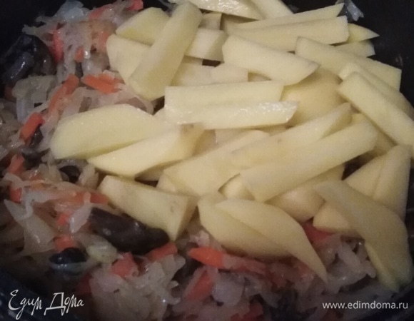 Добавляем нарезанный картофель. Убавляем огонь до среднего. Накрываем крышкой. Тушим 10 минут, помешивая.