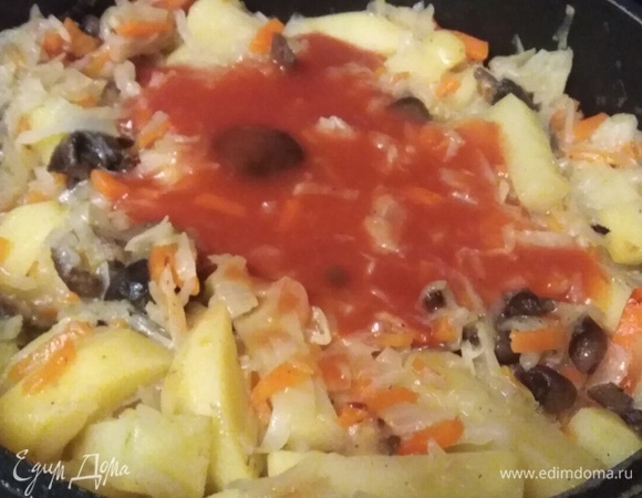 Влить томатный сок. Перемешать. Под крышкой тушить 10 минут.