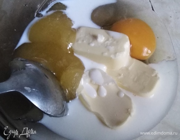 Яйцо смешать с размягченным сливочным маслом, молоком и медом.