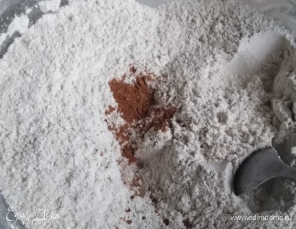 В ржаную муку добавить разрыхлитель и мускатный орех.