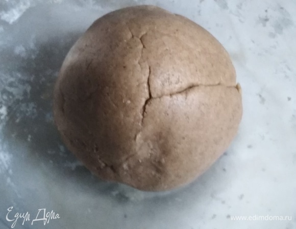 Замесить тесто. Завернуть в пленку. Убрать в холодильник на 30 минут.