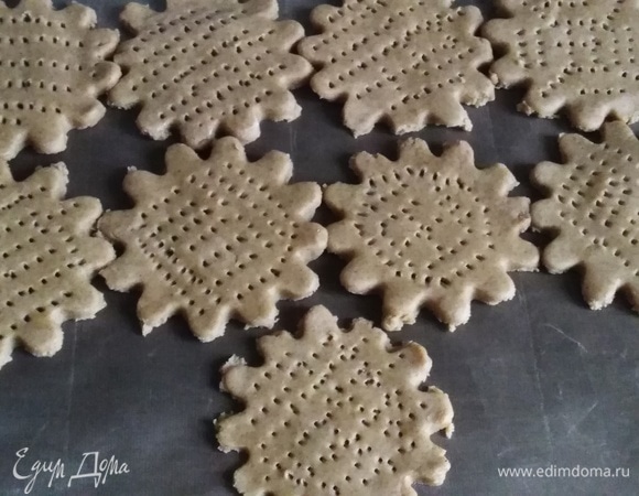 Выложить на противень, застеленный пергаментом. Наколоть вилкой.
