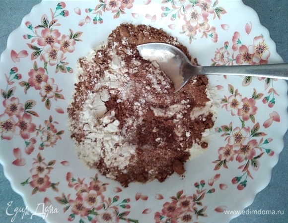 Добавить какао, перемешать.