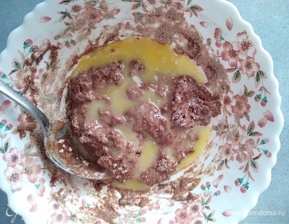 Сливочное масло растопить, остудить и влить в тесто.