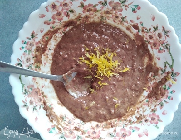 Добавить лимонную цедру, перемешать.