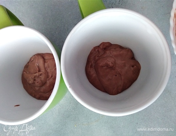 2 кружки смазать немного маслом и распределить тесто поровну.