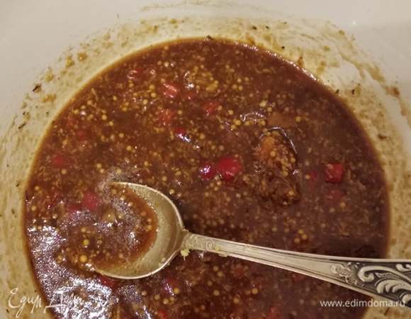 Приготовить маринад из соевого соуса, растительного масла, горчицы, кетчупа, имбиря, мелко нарезанного чили и чеснока, сахара и сока, выжатого из 3 мандаринов.