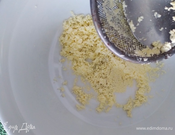 Вареный желток протереть через мелкое сито.