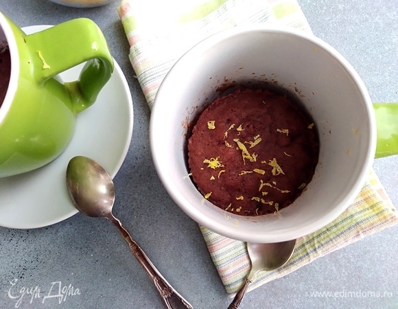 Включить микроволновку на полную мощность, готовить 2 минуты. Кекс посыпать лимонной цедрой.