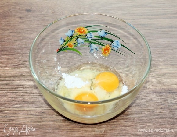 Смешиваем яйца с сахаром.