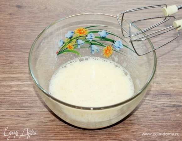 Взбиваем миксером до полного растворения сахара. Можно заменить сахар на сахарную пудру.