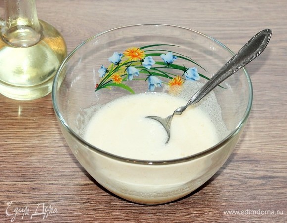 Добавляем в яичную смесь растительное масло и перемешиваем.