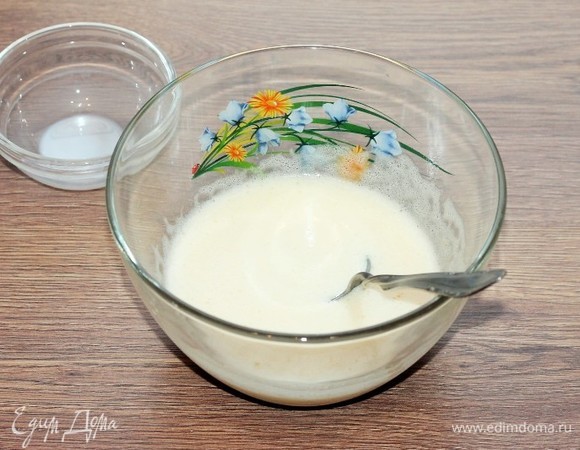 Вливаем молоко и снова перемешиваем.