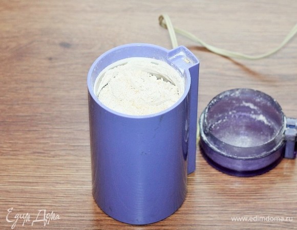 Овсяные хлопья измельчаем.