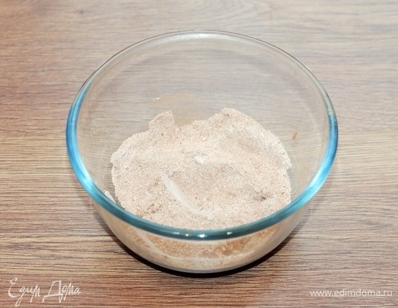 Муку смешиваем с разрыхлителем, измельченными хлопьями, ванилином (или ванильным сахаром), какао-порошком. Все просеиваем.