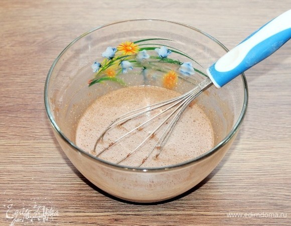 Вмешиваем сухую смесь в жидкую яичную и перемешиваем.