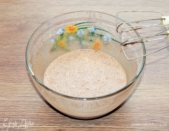 Взбиваем тесто миксером до однородности.