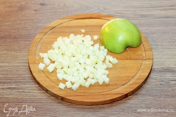 Очищенное от кожуры и семечек яблоко нарезаем маленькими кубиками.