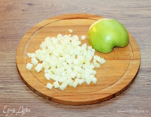 Очищенное от кожуры и семечек яблоко нарезаем маленькими кубиками.
